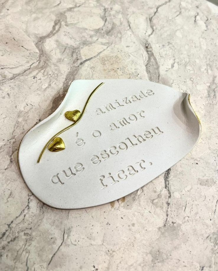 Pergaminho personalizado em cerâmica – Amizade é o amor que escolheu ficar