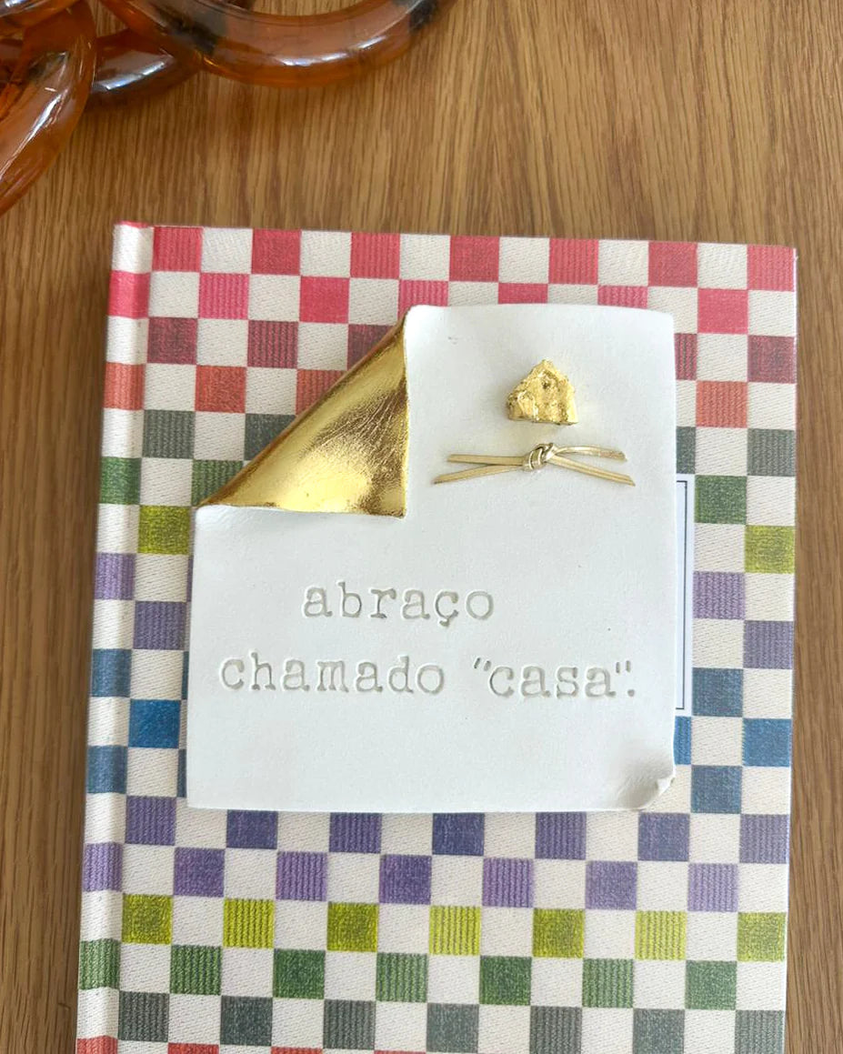 Pergaminho personalizado em cerâmica – Abraço chamado “casa”