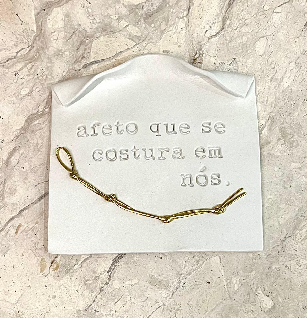 Pergaminho personalizado em cerâmica – Afeto que se costura em nós