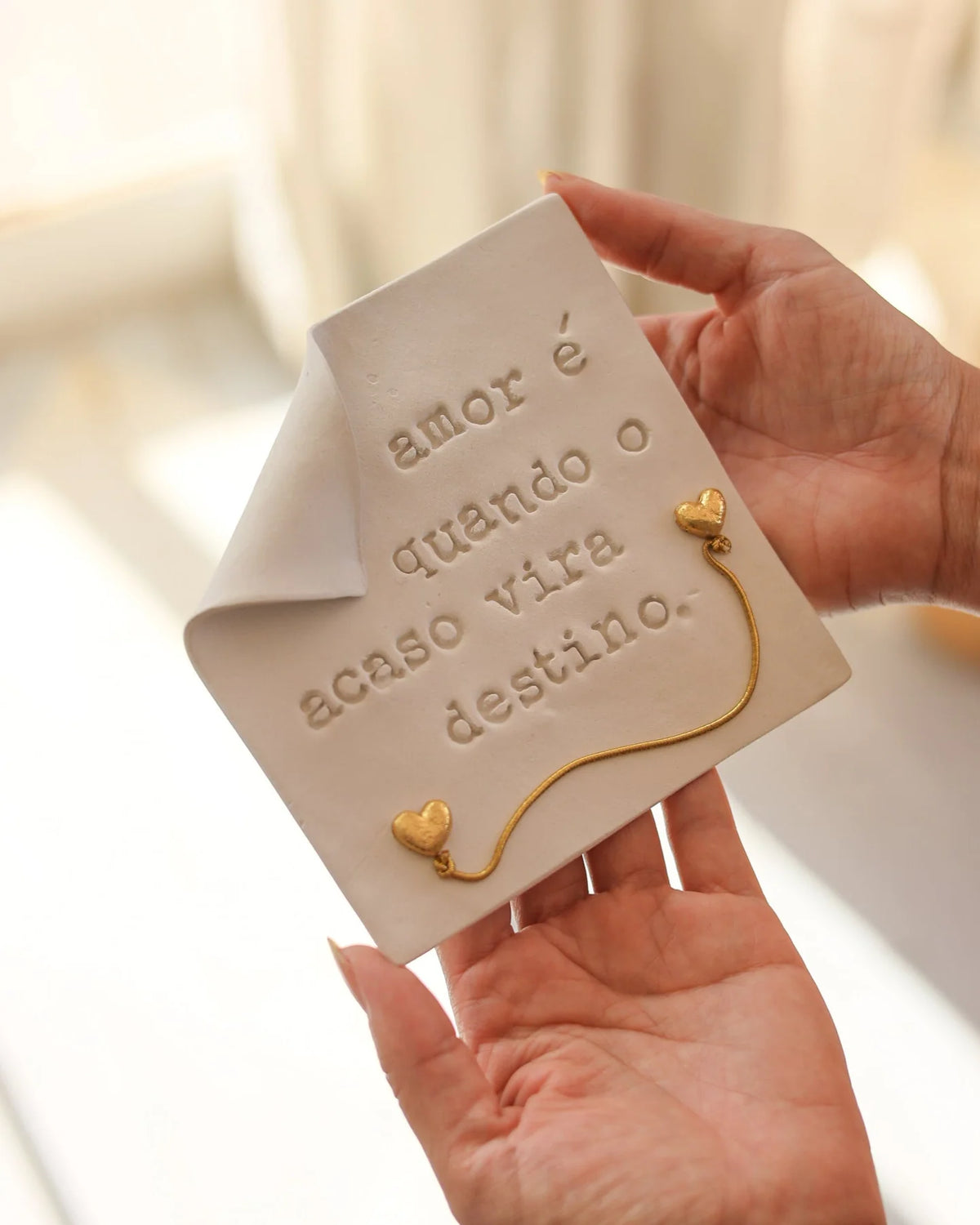 Pergaminho personalizado em cerâmica – Amor é quando o acaso vira destino
