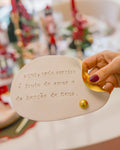 Pergaminho personalizado em cerâmica – Aqui, cada sorriso é fruto do amor e da bênção de Deus