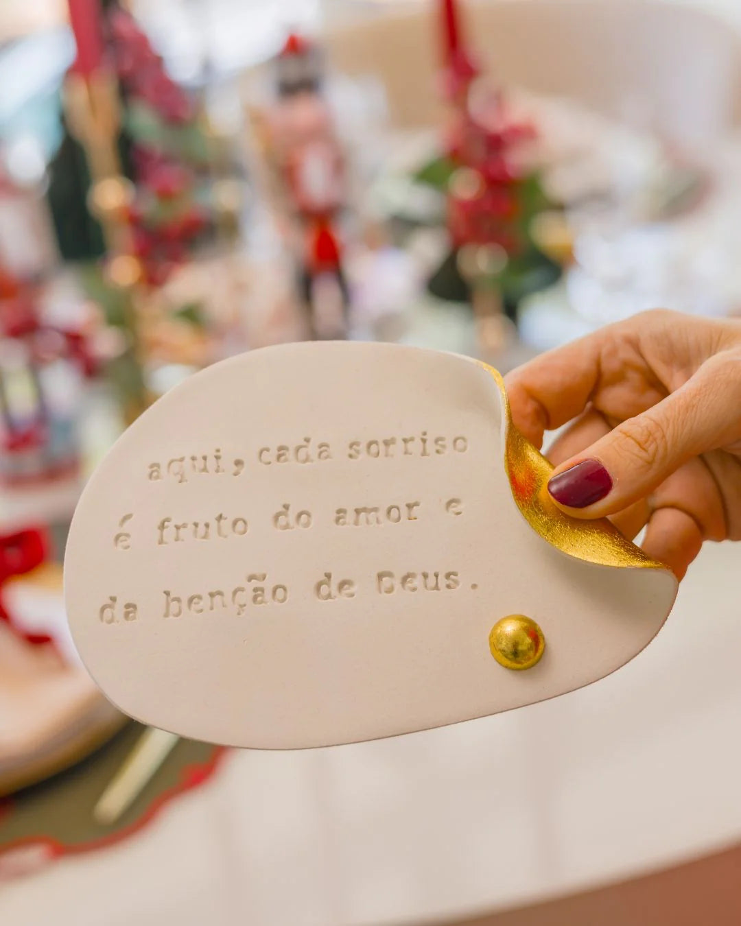 Pergaminho personalizado em cerâmica – Aqui, cada sorriso é fruto do amor e da bênção de Deus