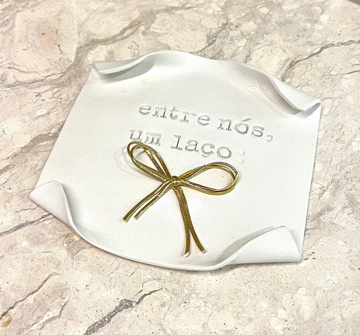 Pergaminho personalizado em cerâmica – Entre nós, um laço