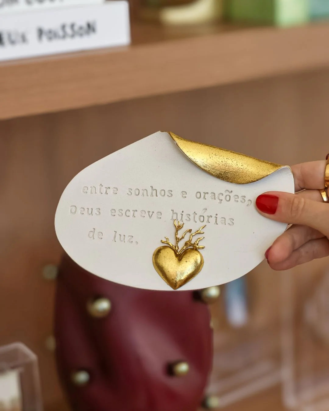 Pergaminho personalizado em cerâmica – Entre sonhos e orações, Deus escreve histórias de luz