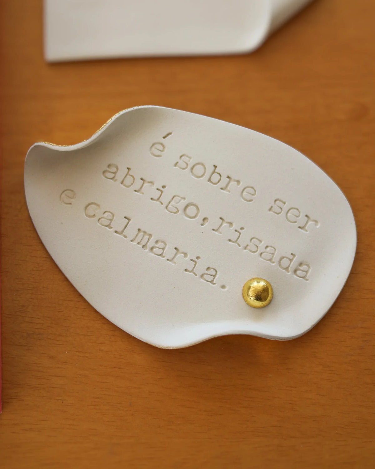 Pergaminho personalizado em cerâmica – É sobre ser abrigo, risada e calmaria