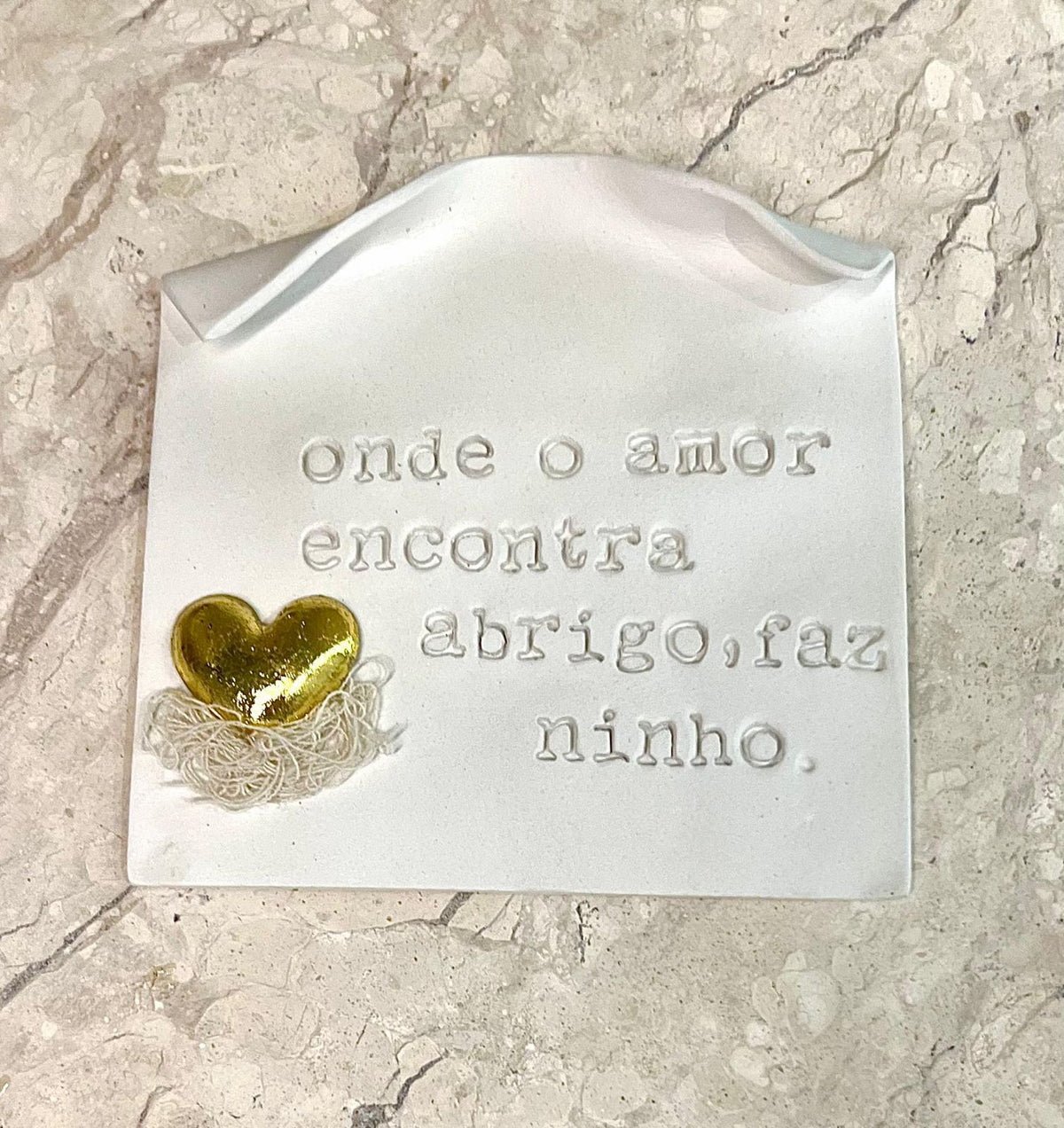 Pergaminho personalizado em cerâmica – Onde o amor encontra abrigo, faz ninho