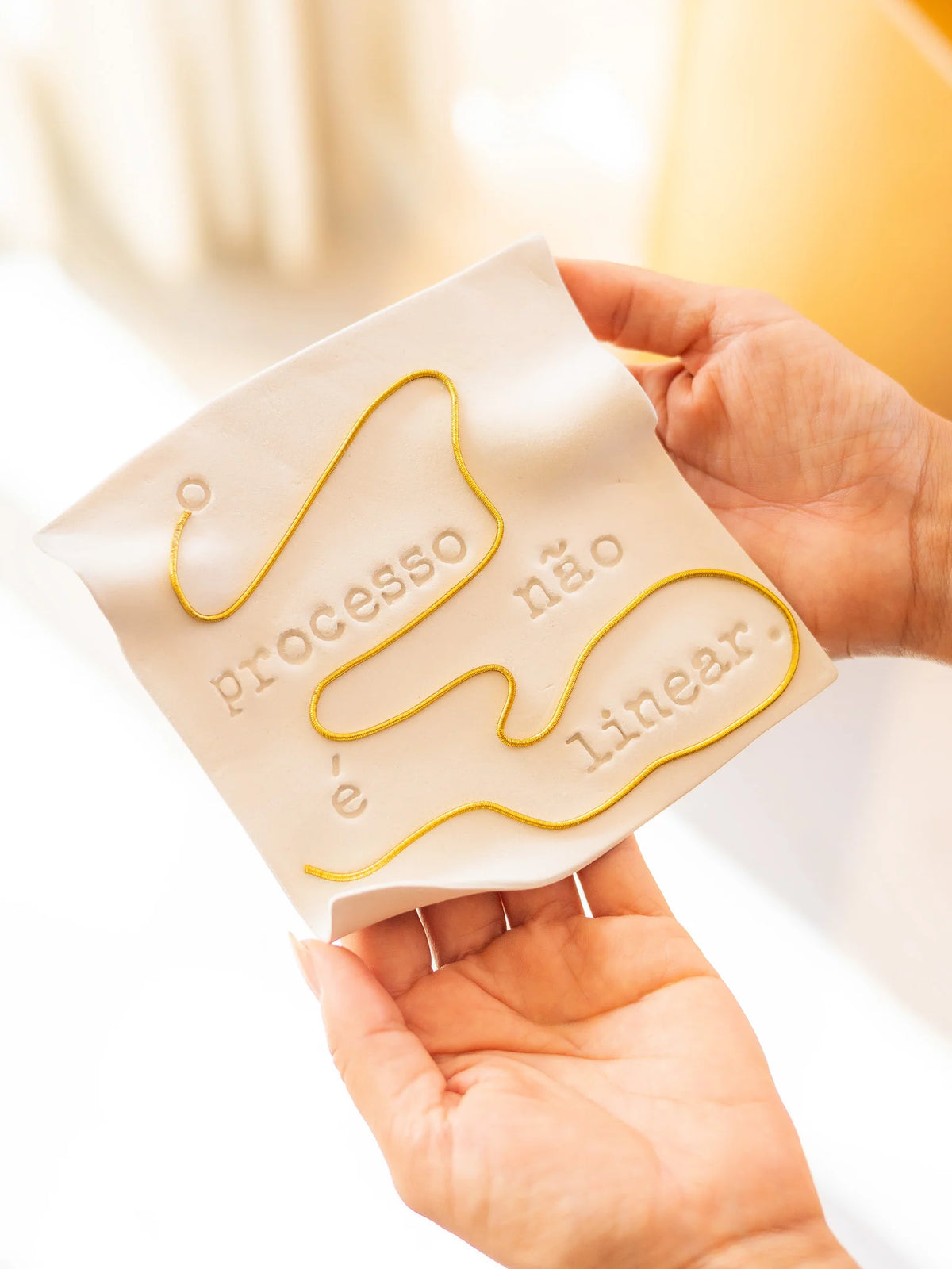 Pergaminho personalizado em cerâmica – O processo não é linear
