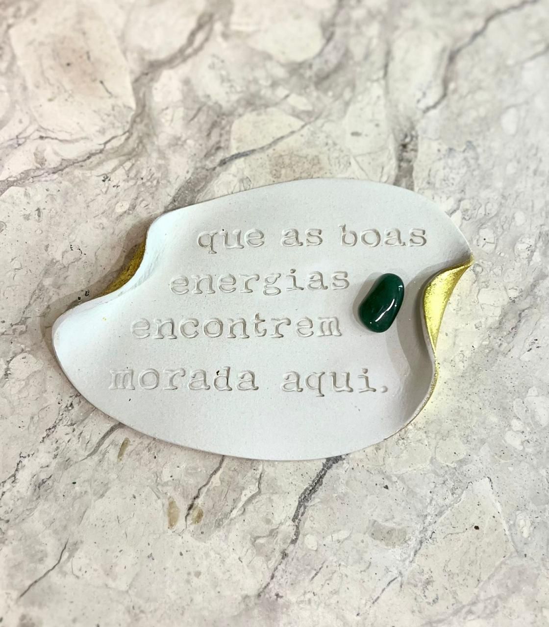 Pergaminho personalizado em cerâmica – Que as boas energias encontrem morada aqui