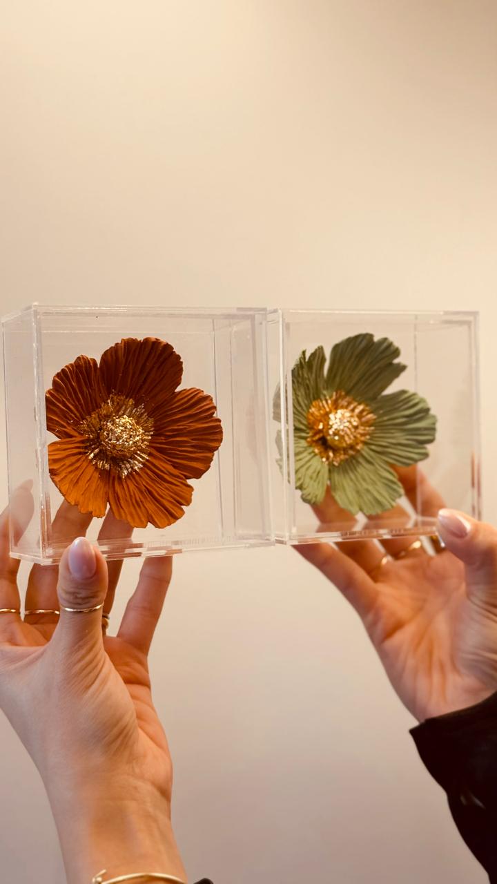 Composição Flor Terracota e Flor Oliva
